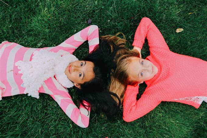 duas meninas deitadas na grama