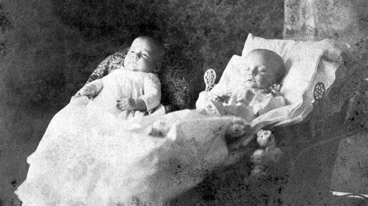 Fotografias port-mortem - bebê morto e irmão vivo