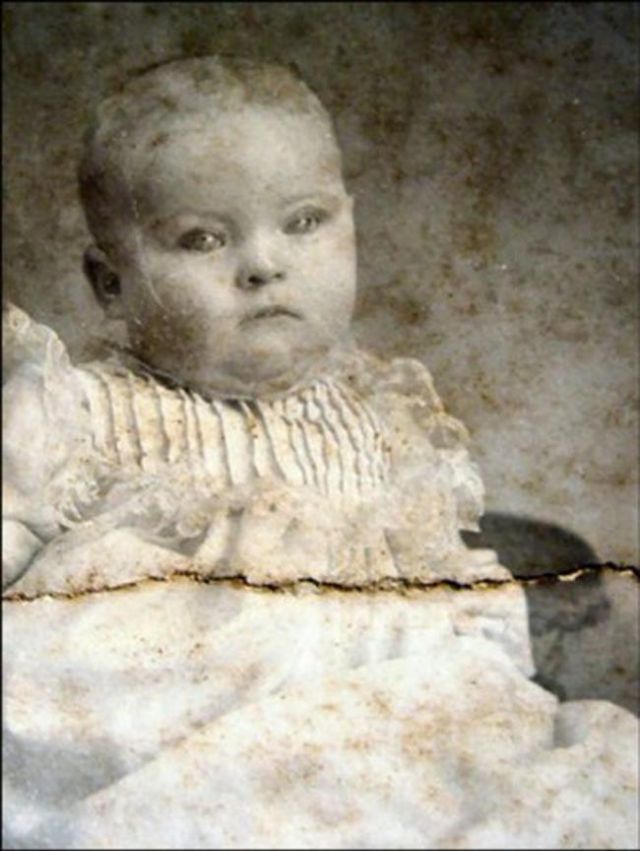 Fotografias port-mortem bebê morto com olhos pintados