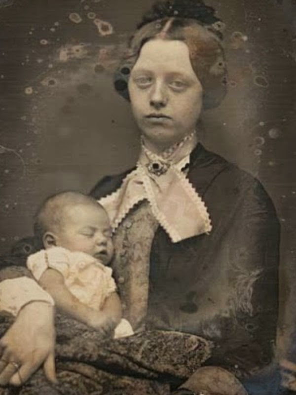 Fotografias port-mortem mãe com bebê morto