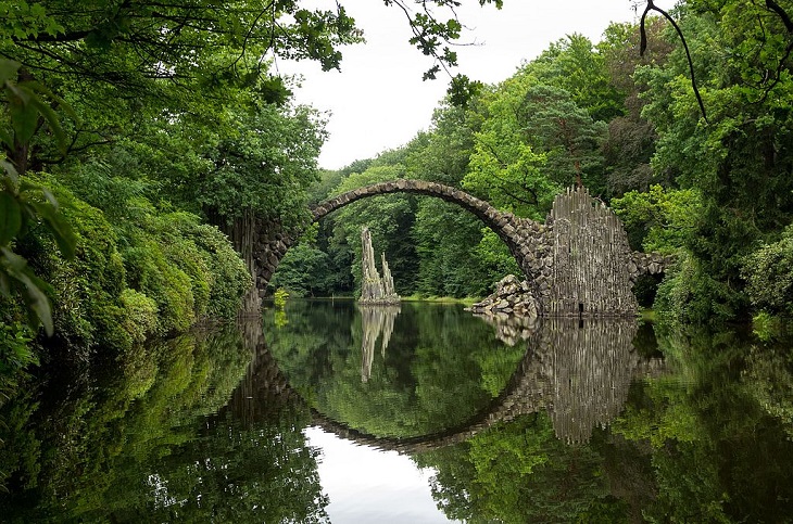 Ilusão de óptica natural Ponte do Diabo, Alemanha