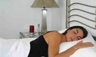 mulher dorme de bruços