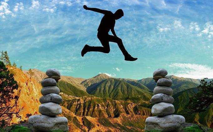 homem pulando nas pedras