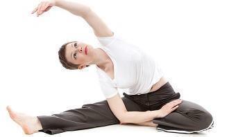 mulher fazendo ioga