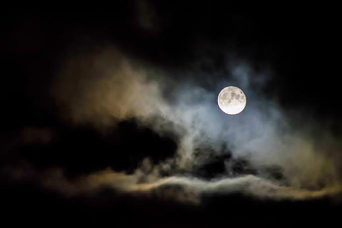 Lua em nuvens