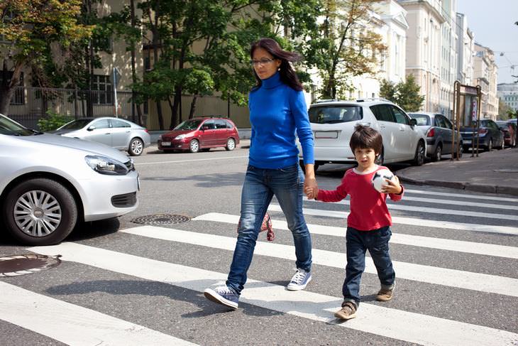 crianças atravessando a rua