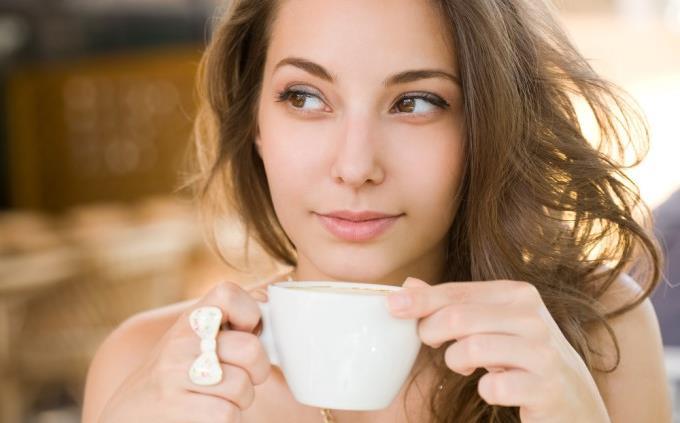 teste sobre o sistema solar: mulher bebendo café
