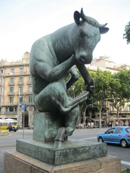 Esculturas Fascinantes - touro sentado