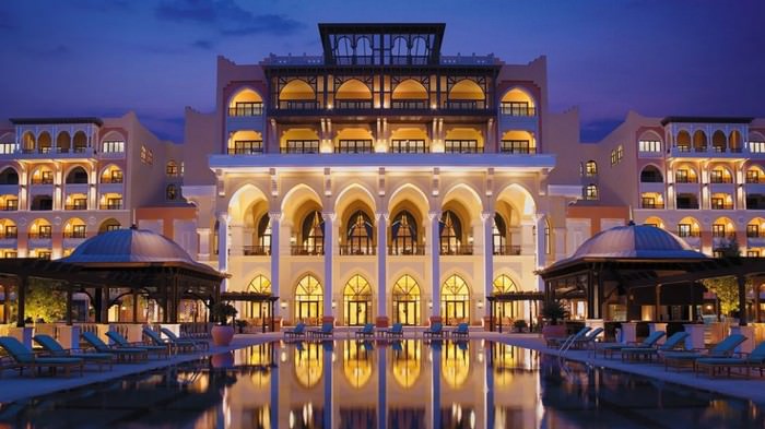 O Luxo Redefinido em Hotéis Abu Dhabi