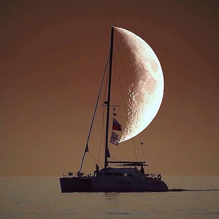 Fotos tiradas na hora certa barco e lua cheia