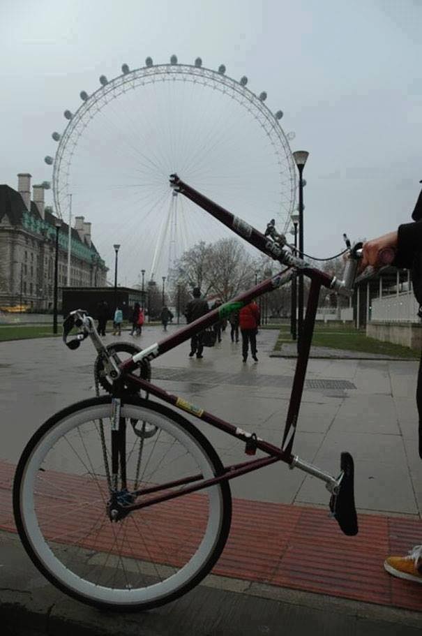 Fotos tiradas na hora certa bicicleta e roda gigante