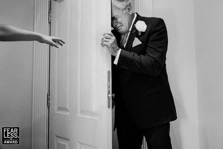 fotos de bodas padre de la novia llorando en la puerta de habitación