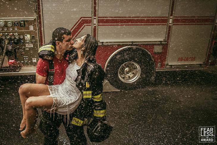 Fotos de boda novios frente a un camión de bomberos