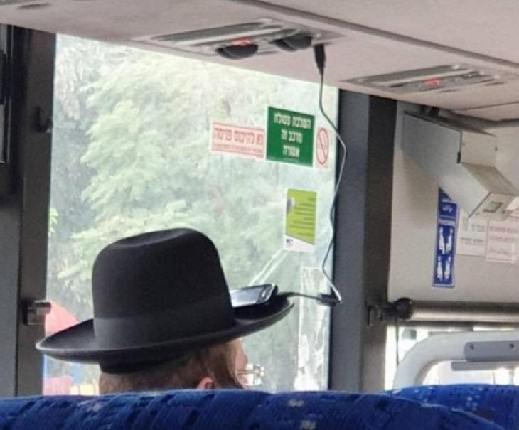 Imágenes soluciones ingeniosas hombre carga su celular en su sombrero