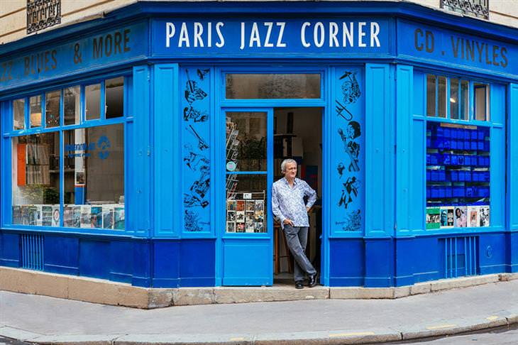 Lojinhas de rua em Paris #7 Maxime Hubert, na entrada da loja que é referência em jazz em Paris