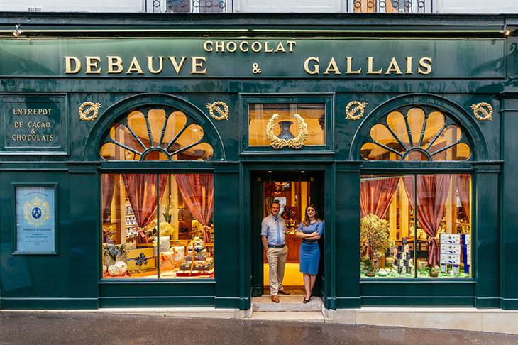 Lojinhas de rua em Paris #5 Bernard Poussin e Diane Junique na frente de sua chocolateria de 200 anos