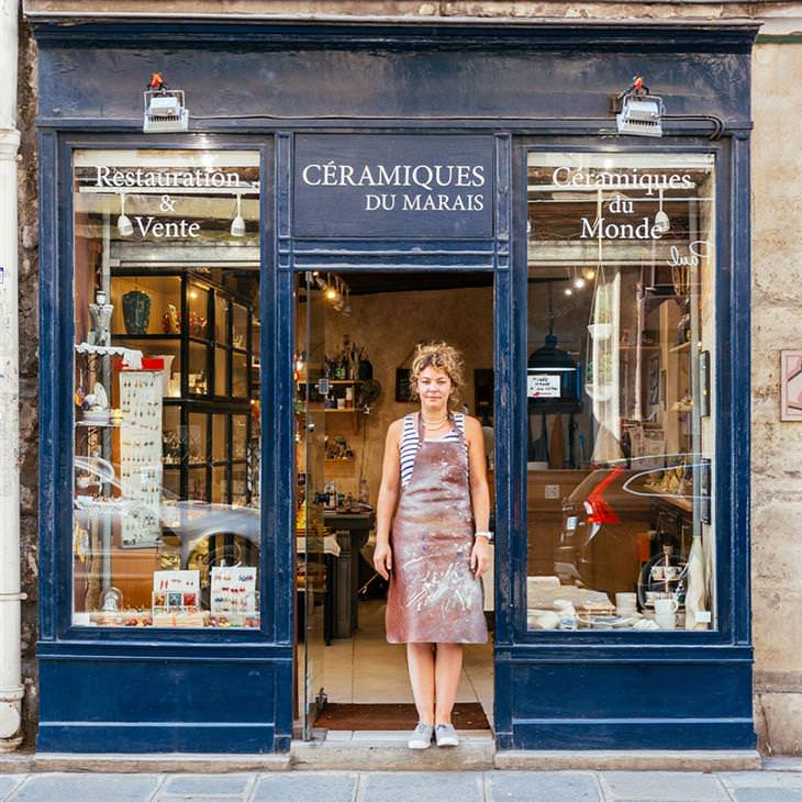 Lojinhas de rua em Paris #6 Dorothée Hoffmann nunca tira o avental quando está em sua oficina de cerâmica