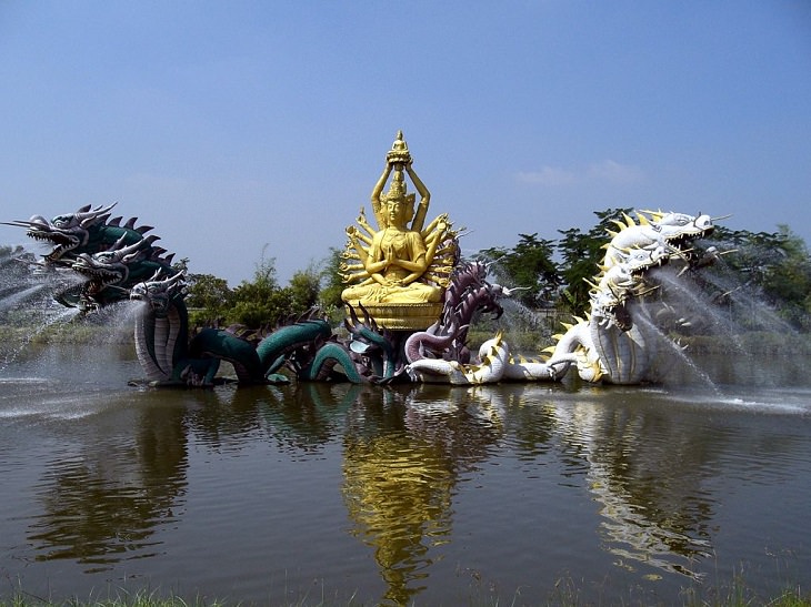 15 Fuentes De Todo El Mundo Diseñadas Para Asombrarte Fuente del Bodhisattva Avalokiteshvara, Ciudad Antigua, Tailandia
