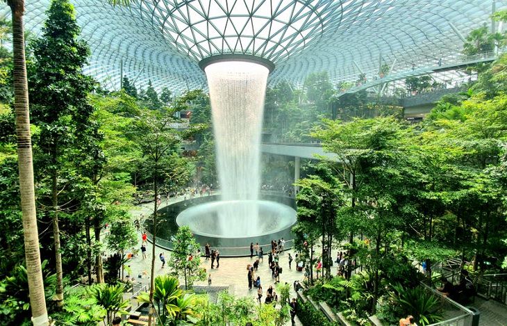 15 Fuentes De Todo El Mundo Diseñadas Para Asombrarte Fuente HSBC Rain Vortex en el aeropuerto Jewel Changi, Singapur