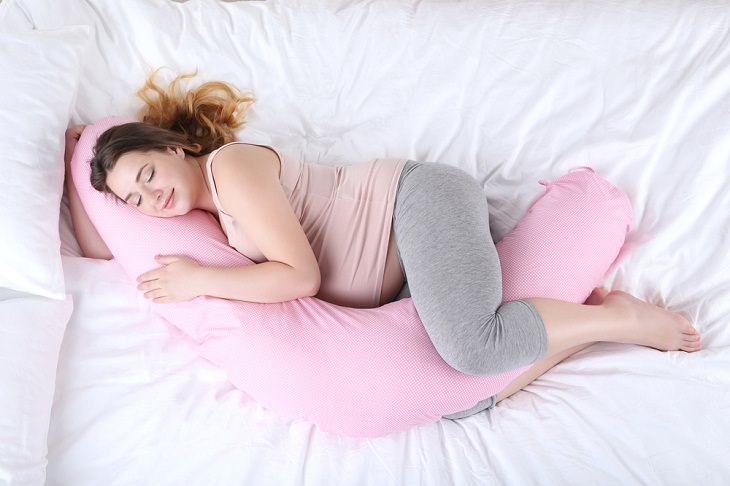 Benefits of Sleeping with a Pillow between Legs, pregnant women
