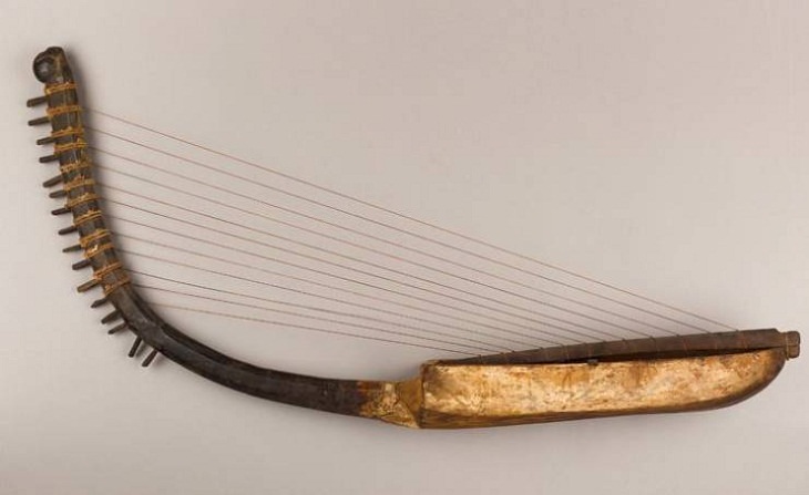 Museum Items,  boat-shaped arched harp