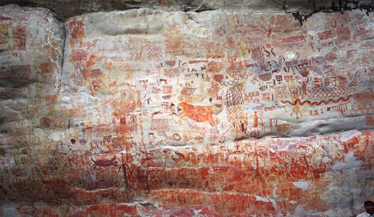 Fotografias de pinturas rupestres e arte rupestre em um penhasco de 13 km na Floresta Amazônica Ocidental, chamada de Capela Sistina dos Antigos