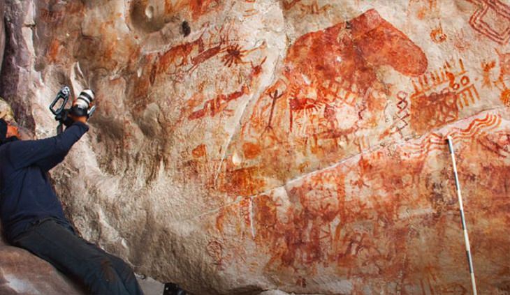 Fotografias de pinturas rupestres e arte rupestre em um penhasco de 13 km na Floresta Amazônica Ocidental, chamada de Capela Sistina dos Antigos