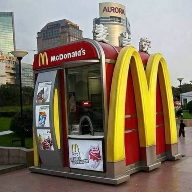 Imagens da modernidade no Japão - cabines de McDonald's
