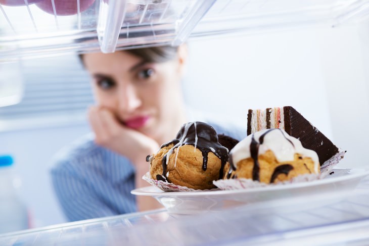 14 Sintomas de estresse que merecem atenção mulher geladeira