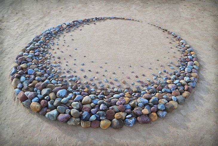Incrível arte com pedras da praia
