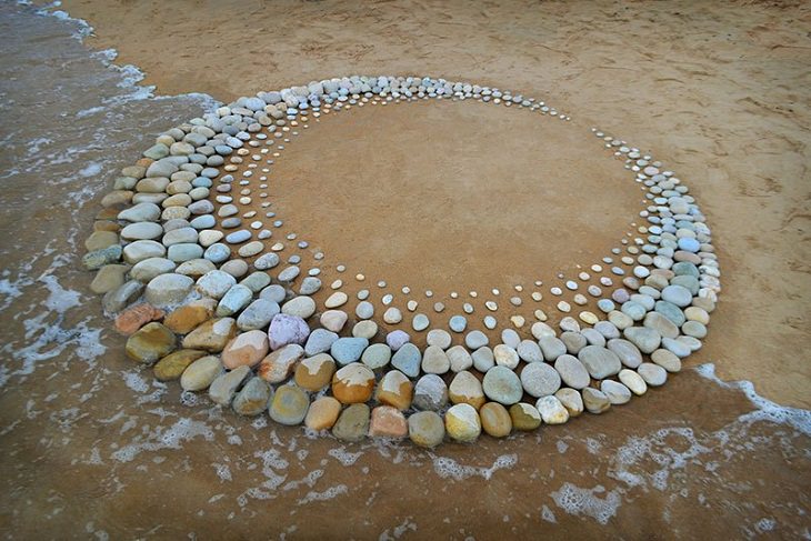 Incrível arte com pedras da praia 