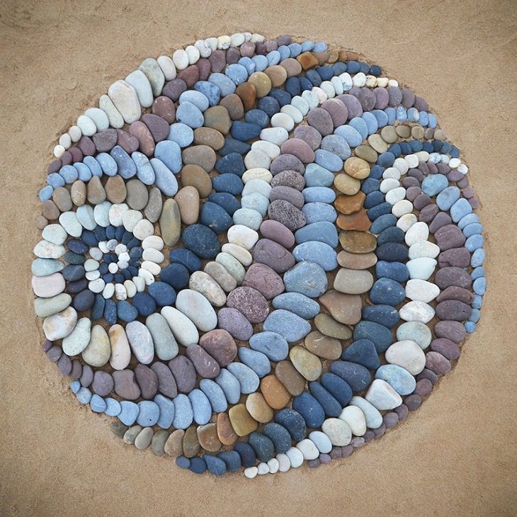 Incrível arte com pedras da praia