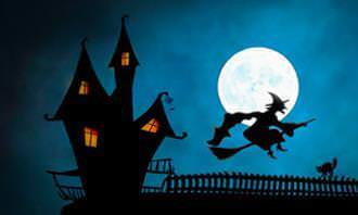 desenho de bruxa voando em uma vassoura na lua cheia perto de um castelo