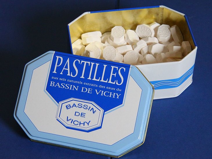 Vichy Pastilles, uma guloseima francesa em forma de pastilhas brancas, aromatizadas com açúcar, menta, limão e anis​.