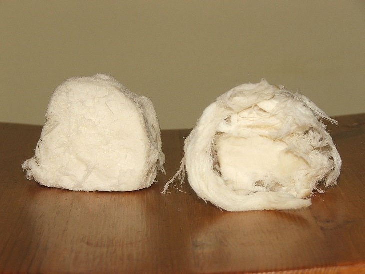 Pişmaniye, um doce bósnio e turco feito com uma mistura de farinha, manteiga e açúcar moído que tem uma textura semelhante ao algodão doce​