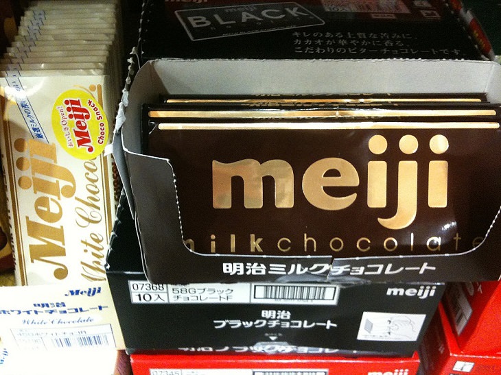 Meiji, um chocolate do Japão que vem em uma variedade de sabores, incluindo sal, manjericão, queijo, jasmim e pimenta preta​.