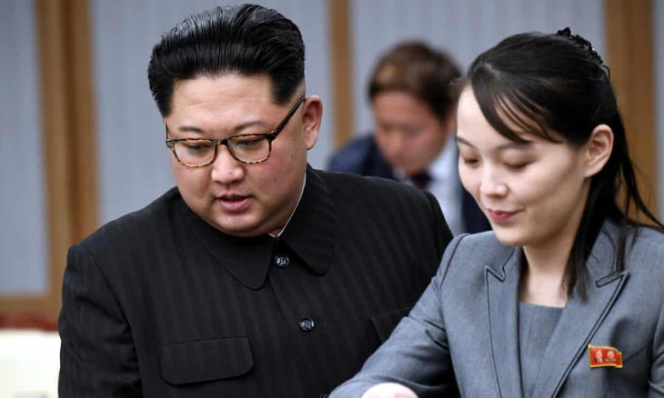 Kim Yo-jong junto com Kim Jong-un