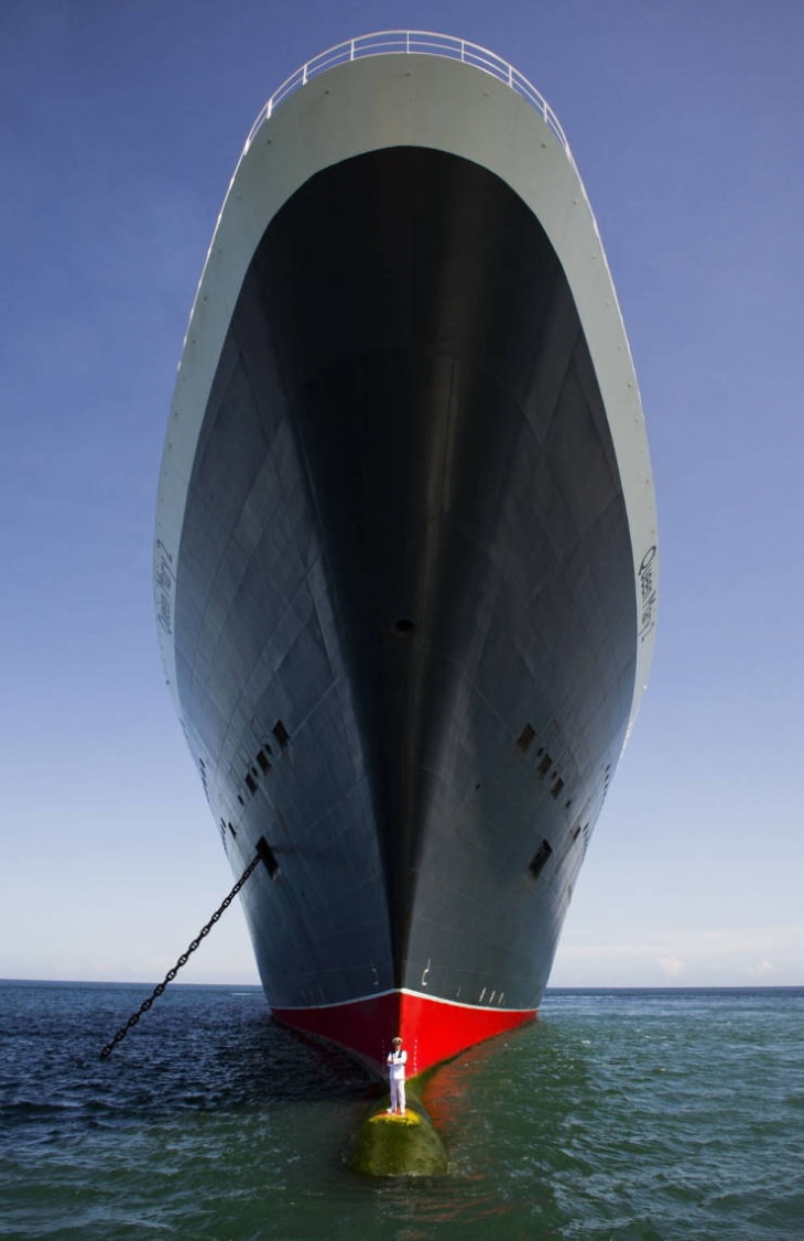 Compara el tamaño de "Queen Mary 2" y de su capitán