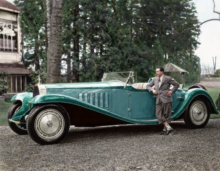 Jean Bugatti ao lado de um dos sete carros Bugatti Royale produzidos em 1932