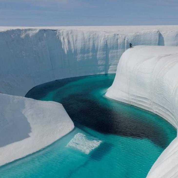 Uma vista sobre o Cânion de Gelo na Groenlândia e um humano para comparar.