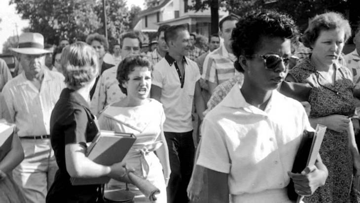 Know The Stories Behind 6 Famous Photographs elizabeth eckford and hazel bryan