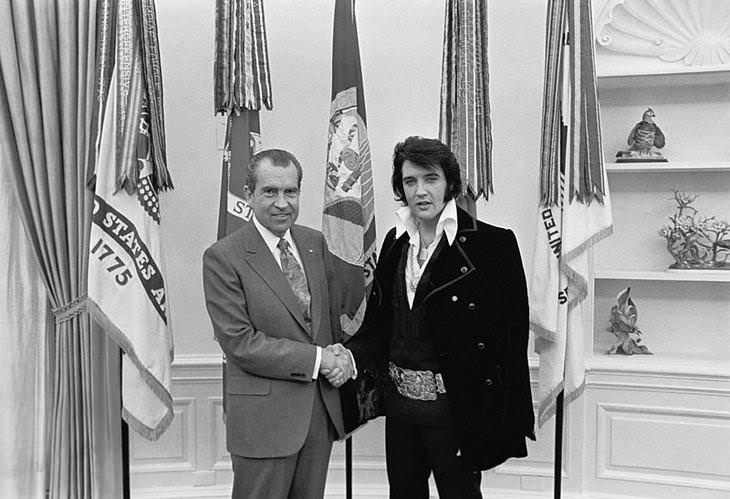 Know The Stories Behind 6 Famous Photographs nixon and elvis presley