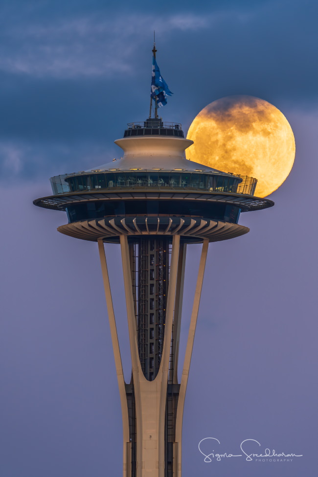 A superlua surgindo atrás da Space Needle em Seattle, EUA
