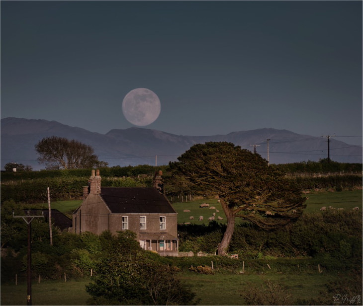 Foi assim que a Lua da Flor apareceu na área do Parque Nacional de Snowdonia, País de Gales, Reino Unido
