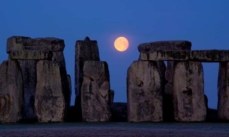 3. O nascer da lua em Stonehenge, Inglaterra, Reino Unido