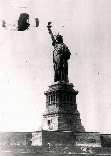 Momentos Que Marcaron La Historia Del Mundo . El primer vuelo mecánico sobre la Estatua de la Libertad, 1909