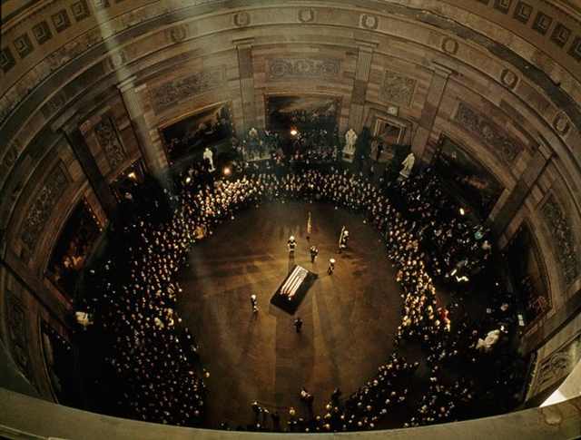Momentos Que Marcaron La Historia Del Mundo Una vista desde arriba del funeral de Kennedy en el edificio del Capitolio, 1963