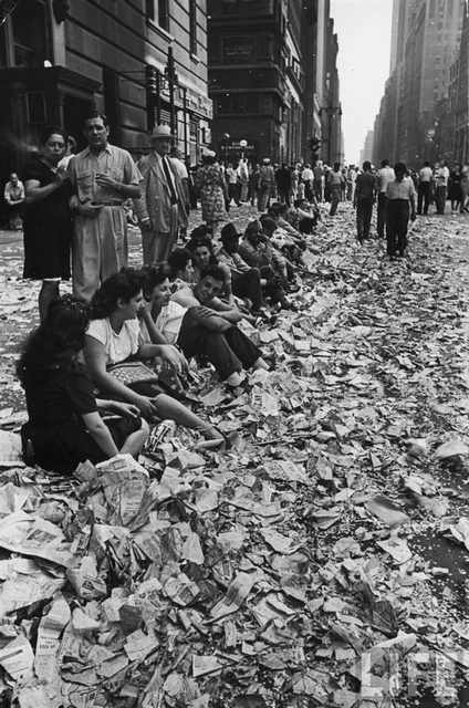 Momentos Que Marcaron La Historia Del Mundo Las calles de Nueva York, un día después de las celebraciones de la victoria de la Segunda Guerra Mundial, 1945
