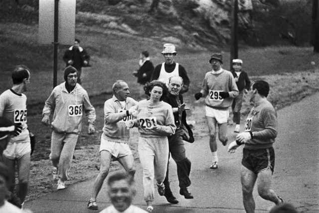 Momentos Que Marcaron La Historia Del Mundo Las autoridades intentan eliminar a Kathrine Switzer del maratón de Boston
