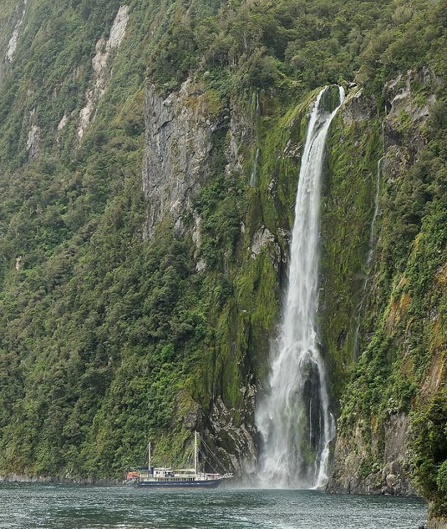 Stirling Falls, a segunda maior cachoeira de Milford Sound